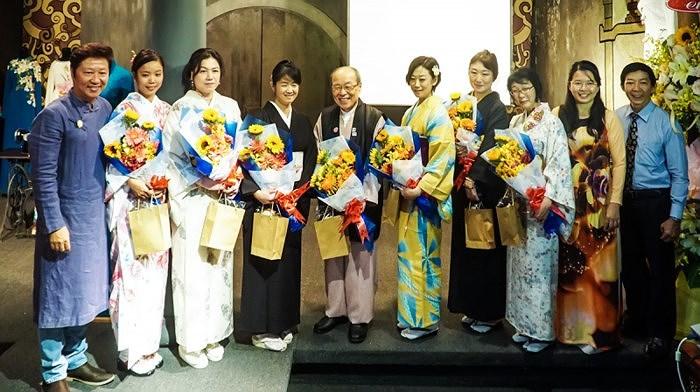 越日两国艺人在"越南长衫和日本小花布"文化交流活动中合影留念.